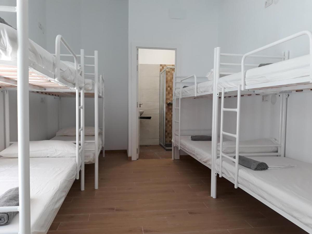 Hub Hostel Siviglia Esterno foto